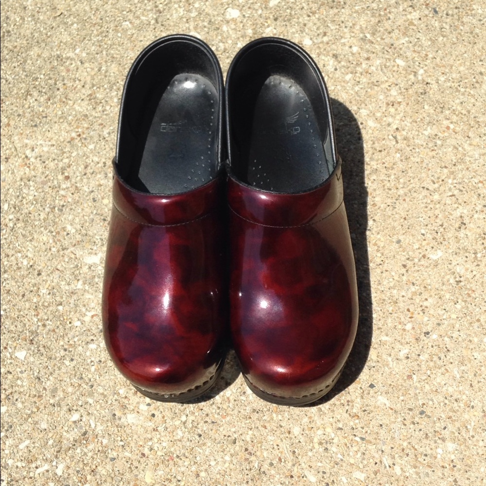 Dansko marble brown clogs size 39 (8.5-9)